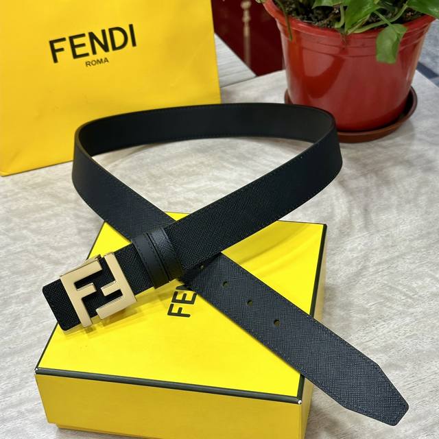 FENDl 芬迪 专柜同款 宽3.5CM 双面头层牛皮制作 搭配经典FF纯铜扣 经典时尚 潮流系列 一流的做工 精致的细节 高清实拍 品质保证