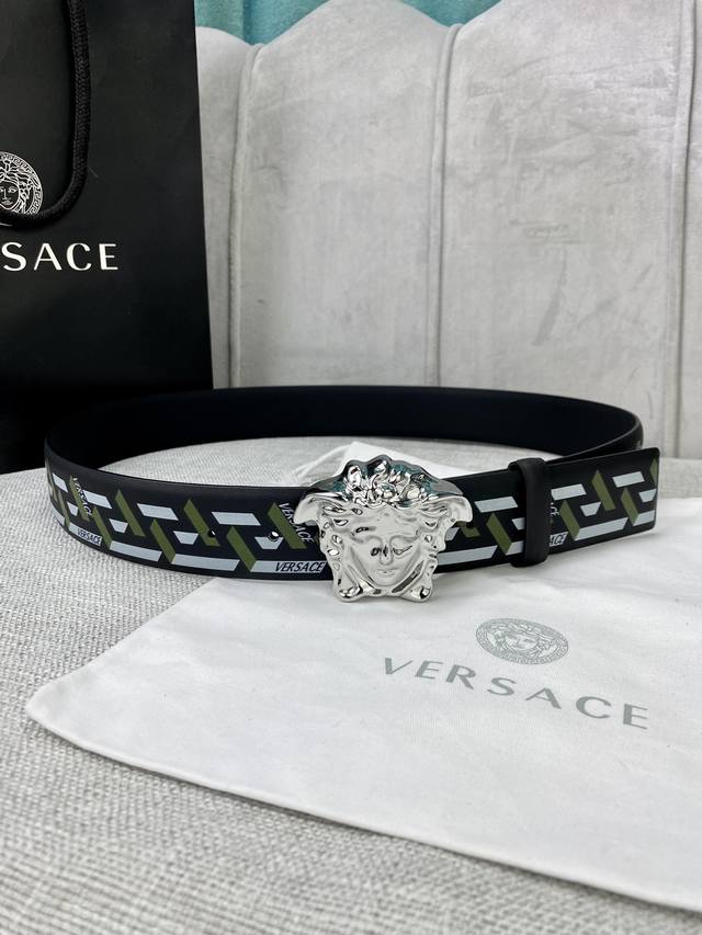 宽度4.0 cm VERSACE 范思哲 此款经典的Versace腰带由柔软的小牛皮制成 饰有La Greca印花 并配有3D美杜莎腰带扣