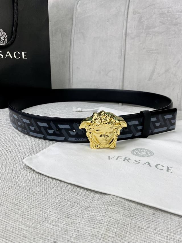 宽度4.0 cm VERSACE 范思哲 此款经典的Versace腰带由柔软的小牛皮制成 饰有La Greca印花 并配有3D美杜莎腰带扣