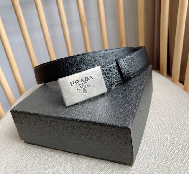 PRADA (普拉达) 专柜最新款 这款腰带以Saffiano皮革制成具有优雅精致的细节 带扣上饰有刻字徽标 别具一格的特色和现代感 宽3.5