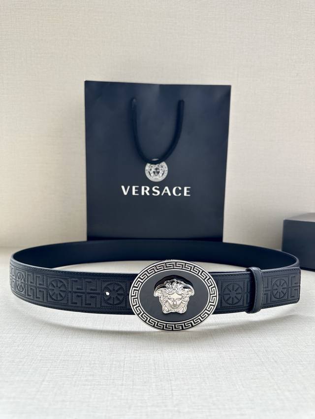 宽度 4.0cm 范思哲 此款椭圆五金配件 腰带饰有标志性的Versace美杜莎头像扣 彰显品牌格调 是一款精美的衣橱必备单品