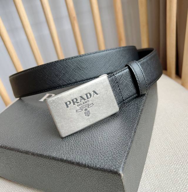 Prada 普拉达 专柜最新款 这款腰带以saffiano皮革制成具有优雅精致的细节 带扣上饰有刻字徽标 别具一格的特色和现代感 宽3.5 - 点击图像关闭