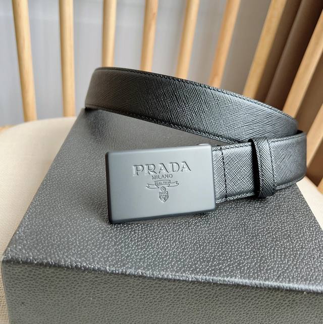Prada 普拉达 专柜最新款 这款腰带以saffiano皮革制成具有优雅精致的细节 带扣上饰有刻字徽标 别具一格的特色和现代感 宽3.5