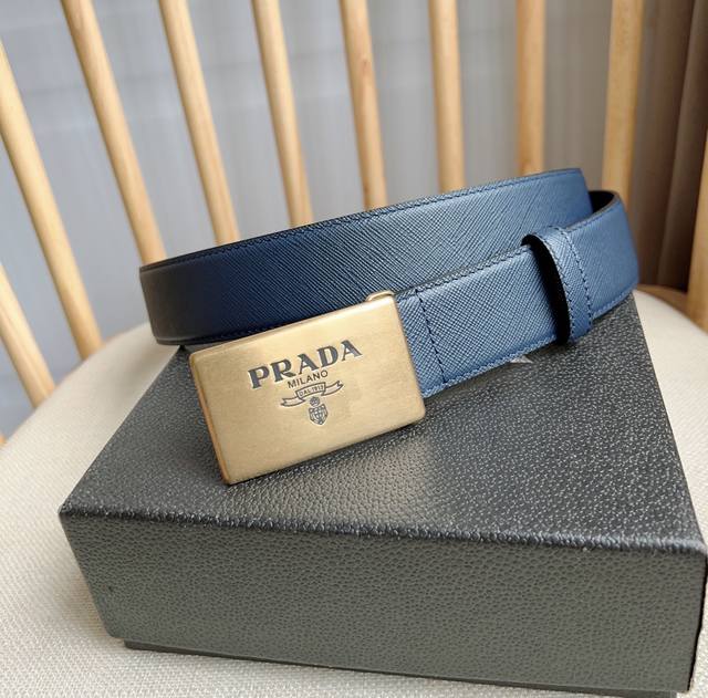Prada 普拉达 专柜最新款 这款腰带以saffiano皮革制成具有优雅精致的细节 带扣上饰有刻字徽标 别具一格的特色和现代感 宽3.5