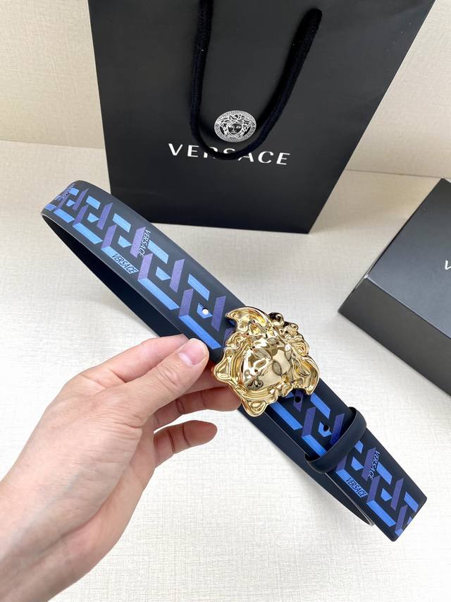 宽度4.0Cm Versace 此款经典的versace腰带由柔软的小牛皮制成 饰有la Greca印花 并配有3D美杜莎腰带扣