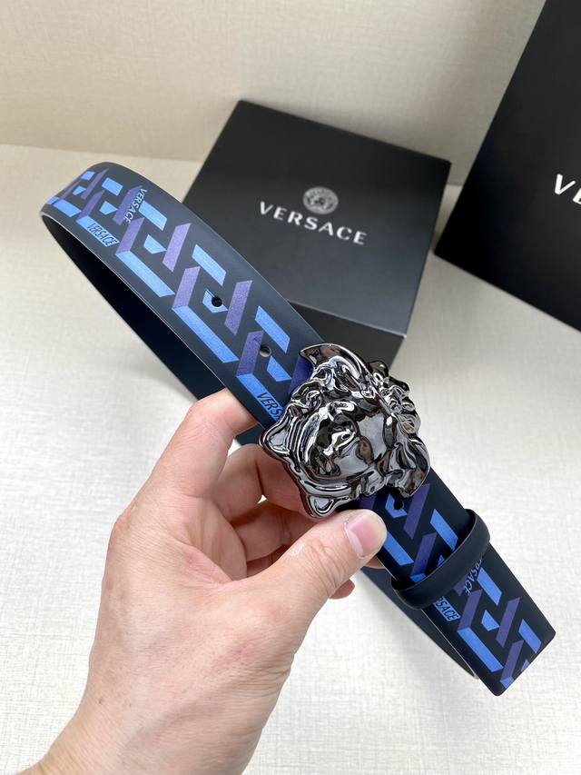 宽度4.0Cm Versace 此款经典的versace腰带由柔软的小牛皮制成 饰有la Greca印花 并配有3D美杜莎腰带扣