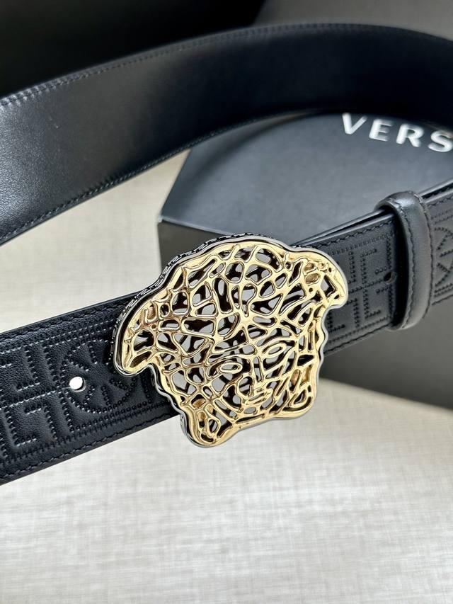 宽度3.8Cm 范思哲 Versace 此款皮带配有镂空medusa金银丝搭扣 搭扣四周环绕greca图案 皮带