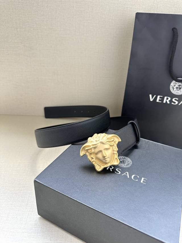 宽度4.0Cm Versace 范思哲 此款腰带的搭扣饰有品牌标志性的 哑色扣头 金 银色闪光virtus五金配件 皮带