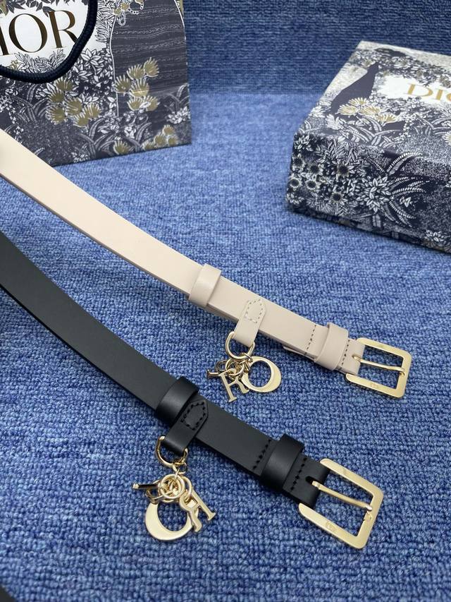 迪奥 这款 Miss Dior 腰带从经典的 Lady Dior 手袋汲取灵感 是二零二三年冬季成衣系列新品 采用黑色光滑牛皮革精心制作 搭配 Cd 针扣与小巧