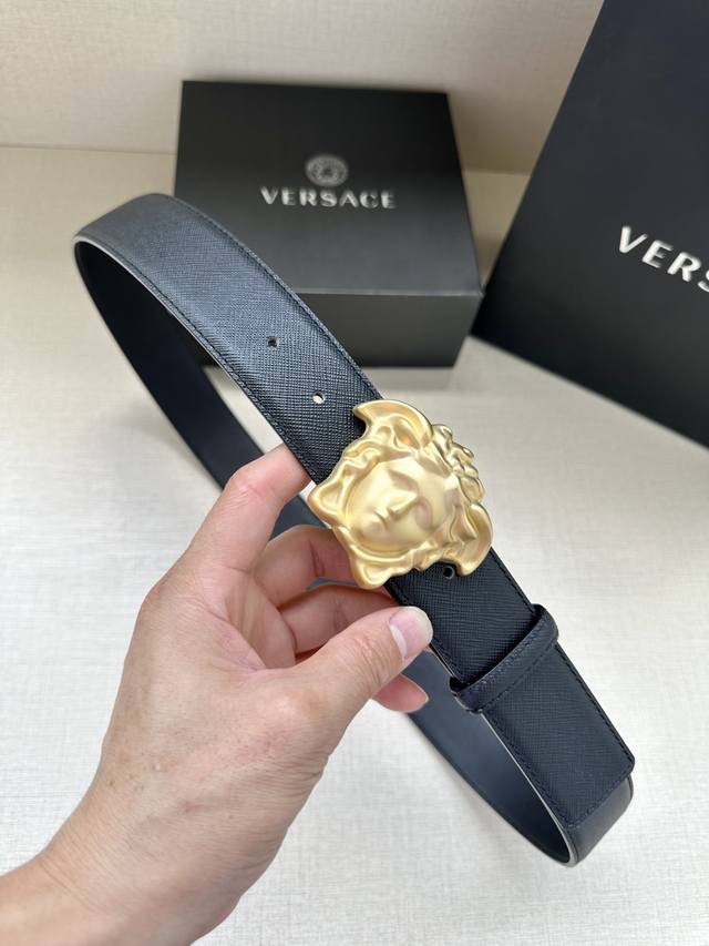 宽度4.0Cm Versace 范思哲 此款腰带的搭扣饰有品牌标志性的 哑色扣头 金 银色闪光virtus五金配件 皮带 - 点击图像关闭