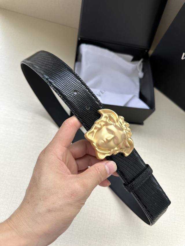 宽度4.0Cm Versace 范思哲 此款腰带的搭扣饰有品牌标志性的 哑色扣头 金 银色闪光virtus五金配件 皮带