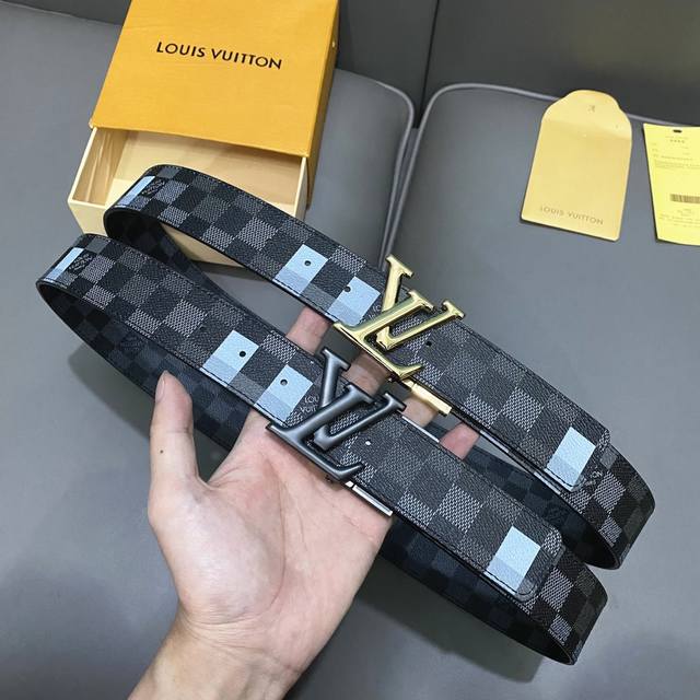 寬 40Mm Louis Vuitton 腰帶 頂級原單品質 寬度40毫米 專櫃款號 一面為經典的棋盤黑格一面為多具色彩的馬賽克設計 搭配專櫃同步旋轉尾夾五金