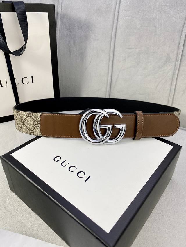 宽度4.0Cm Gucci 这款腰带在2020早秋系列中惊艳亮相 采用以标志性米色 乌木色组合呈现的品牌双g字母交织图案 与黑色皮革材质相得益彰 双g搭扣采用做