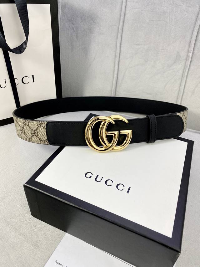 宽度4.0Cm Gucci 这款腰带在2020早秋系列中惊艳亮相 采用以标志性米色 乌木色组合呈现的品牌双g字母交织图案 与黑色皮革材质相得益彰 双g搭扣采用做
