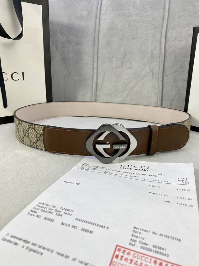 宽度4.0Cm Gucci 这款腰带在2020早秋系列中惊艳亮相 采用以标志性米色 乌木色组合呈现的品牌双g字母交织图案 与黑色皮革材质相得益彰 双g菱形砂扣采