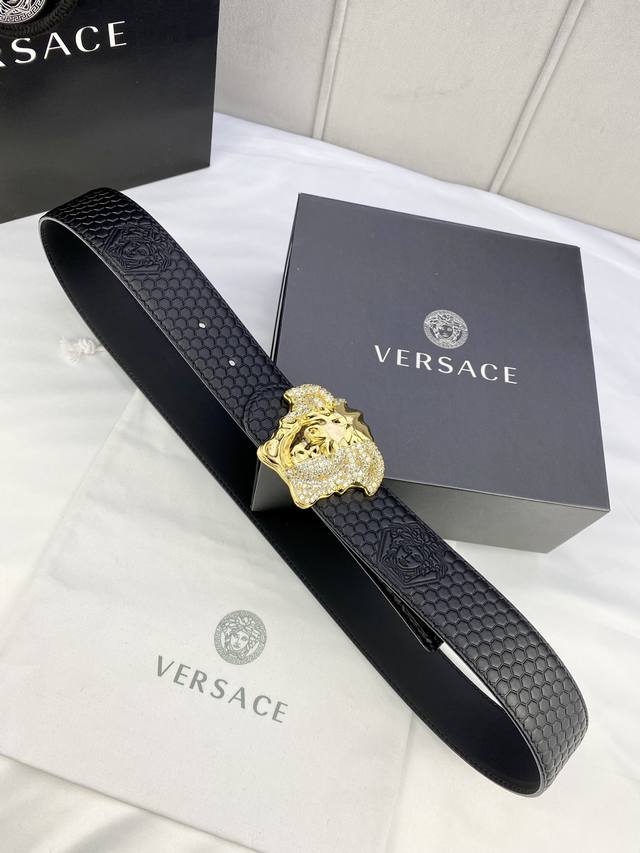 宽度4.0Cm Versace 范思哲 此款3D热压花皮带饰有金 银双色调的水晶镶边3D美杜莎腰带扣 是一款可提升正装或休闲牛仔装质感的优雅配饰