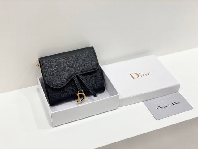 Dior 2067颜色 黑色 尺寸 11*10*2 Dior专柜最新款火爆登场 采用头层牛皮 做工精致 媲美专柜 多功能小钱包 超级实用