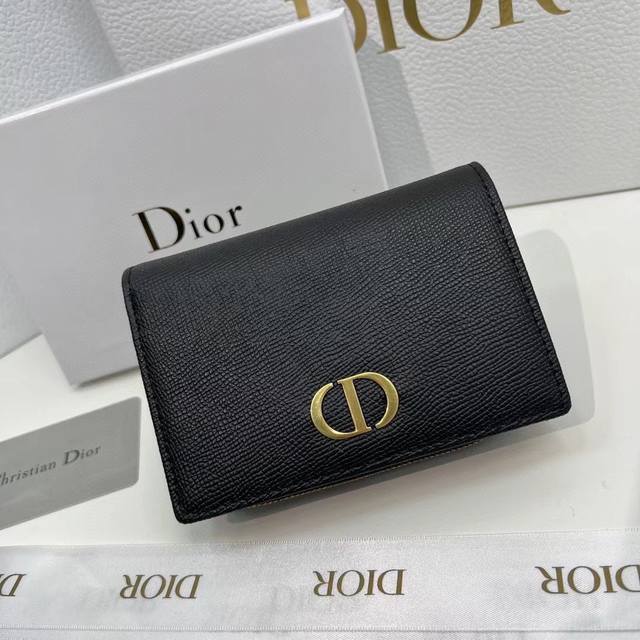 Dior 2011颜色 黑色尺寸 13.5*9.5*3.5 Dior 专柜最新款火爆登场 采用进口牛皮 做工精致 媲美专柜 多功能小钱包 内隔丰富 超级实用