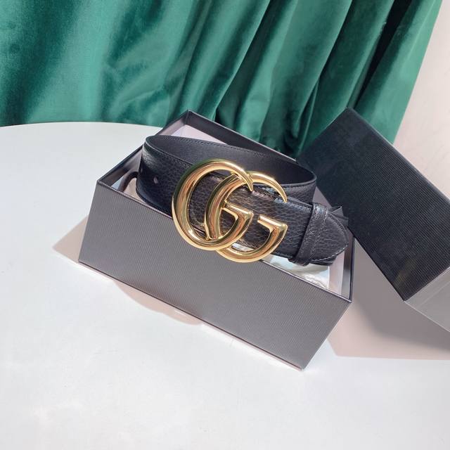 Gucci 男士腰带 专柜同款双g带皮扣革腰带 品牌志标性的双g标识纯铜金属材质的带扣经新重诠释后 以光彩夺目的复古金调呈现在这款皮革带腰上.更加衬托出该设计的