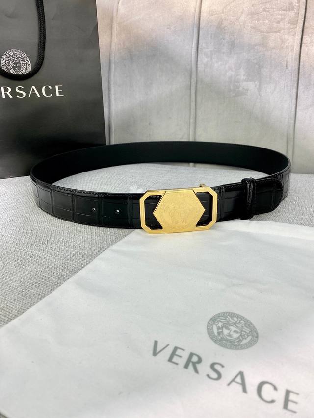 宽度cm Versace 范思哲 此款腰带饰有标志性的versace美杜莎头像带扣 彰显品牌格调 是一款精美的衣橱必备单品