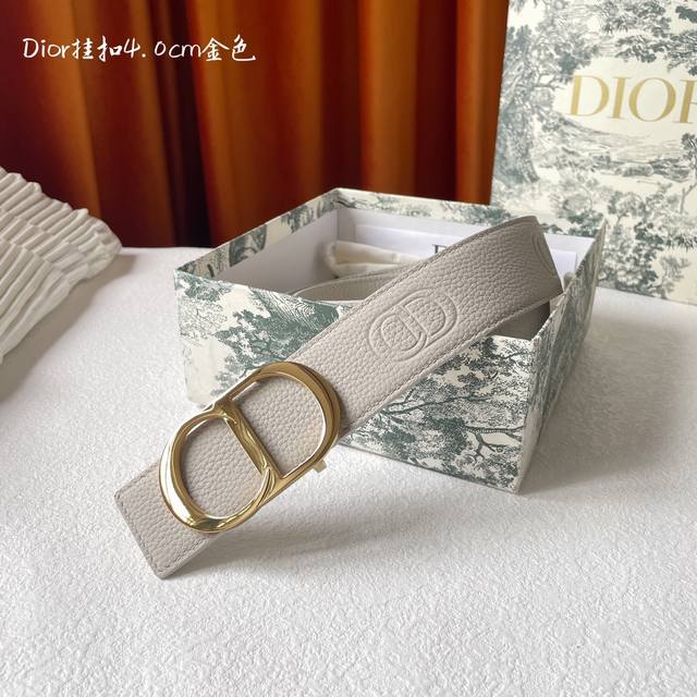 高端品质 实物拍摄批 配全套礼盒 Dior这款金属覆层黄铜腰带扣采用 Cd 标志点缀 经典元素呈现全新风采 设计精巧 提升格调 打造优雅精致的造型 宽40Mm
