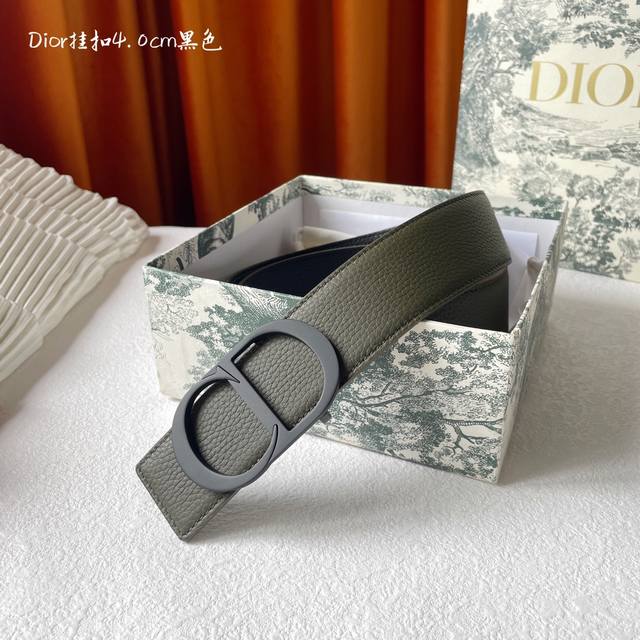 高端品质 实物拍摄批 配全套礼盒 Dior这款金属覆层黄铜腰带扣采用 Cd 标志点缀 经典元素呈现全新风采 设计精巧 提升格调 打造优雅精致的造型 宽40Mm - 点击图像关闭