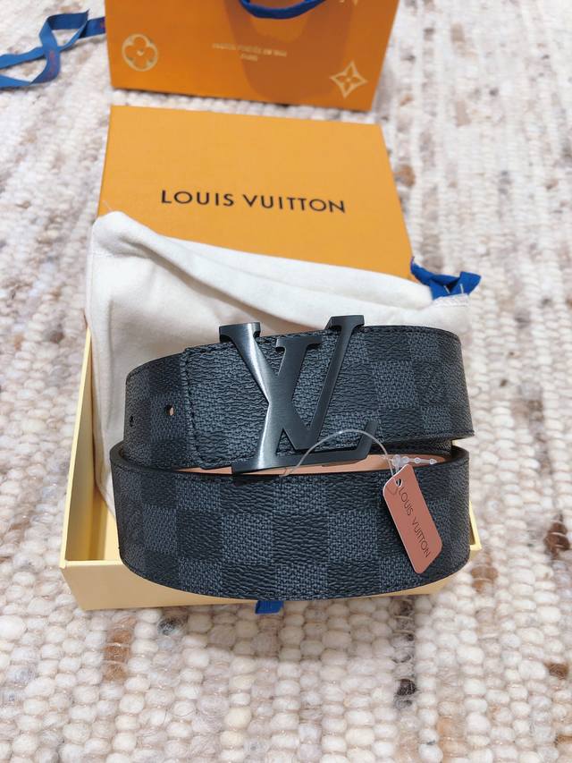 配全套包装礼盒 Louis Vitton 原单实拍 4.0Cm男款 精细打磨钢扣 原版开料 带身双面设计 - 点击图像关闭