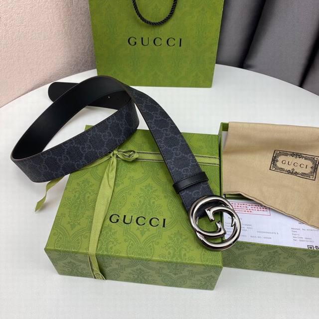 Gucci Gg Supreme高级人造帆布 可分解材料 配以黑色皮革滚边 搭配双g带扣 4.0宽 本款腰带适用低腰和高腰两种穿戴方式