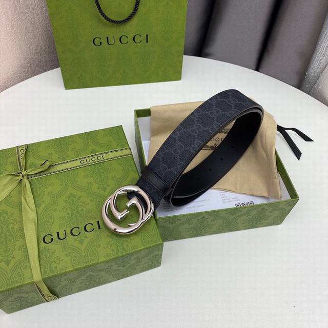 Gucci Gg Supreme高级人造帆布 可分解材料 配以黑色皮革滚边 搭配双g带扣 4.0宽 本款腰带适用低腰和高腰两种穿戴方式 - 点击图像关闭