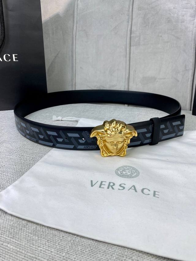 宽度4.0 Cm Versace 范思哲 此款经典的versace腰带由柔软的小牛皮制成 饰有la Greca印花 并配有3D美杜莎腰带扣