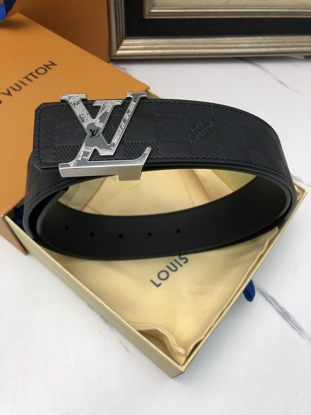 Lv 路易威登 Louis Vuitton 正版开模 此款腰带双面采用意大利原厂定制进口牛皮带身 精密电镀标志性五金搭扣 对版专柜足宽4.0Mm