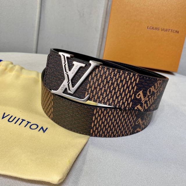 Louis Vuitton 男士腰帶 寬度40毫米 2020年最新款超大格子印花帶內襯小牛皮底 配置精品鑽紋鋼扣 專櫃款號 細節看圖 市場獨家版本 碼數齊