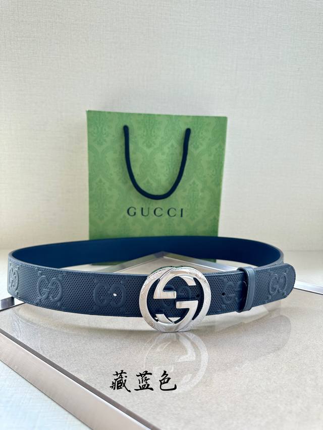 Gucci 宽度4.0Cm 这款单品将品牌的过去与未来贯通在一起 以现代风格的全新设计诠释了经典设计元素 Guccio Gucci字母交织图案巧妙融入纹理和材质