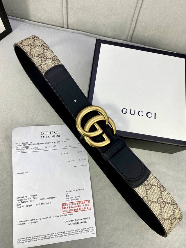 宽度4.0Cm Gucci 这款腰带在早秋系列中惊艳亮相 采用以标志性米色 乌木色组合呈现的品牌双g字母交织图案 与黑色皮革材质相得益彰 双g搭扣采用做旧效果