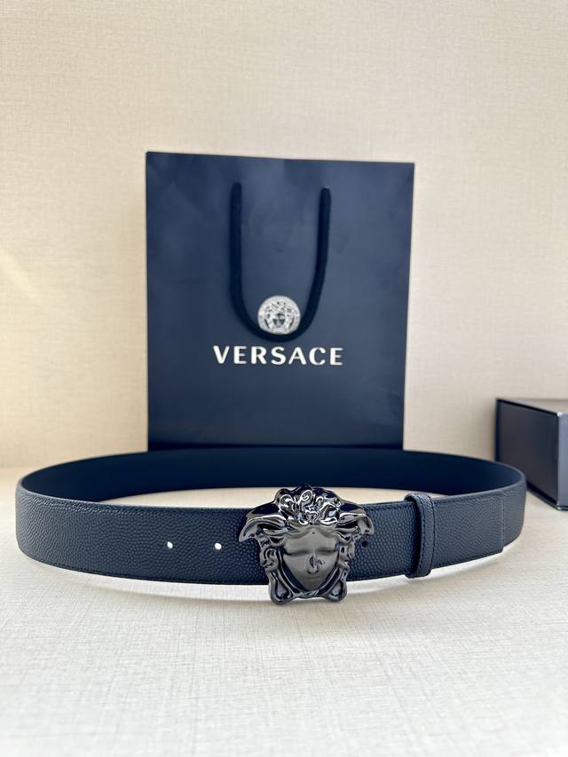 宽度 Cm Versace 范思哲 此款柔软的皮带饰3D美杜莎腰带扣 可搭配正装或休闲牛仔装
