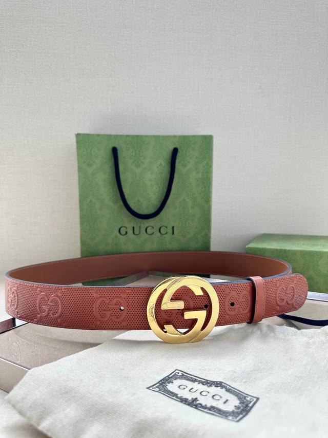 宽度 Gucci 历史细节和现代元素是gucci最新系列的特点 历史的花押字硬件致敬品牌的创始人guccio Gucci 这款腰带采用黑色皮革精制而成 饰有gg