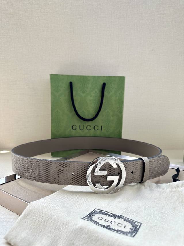 宽度 Gucci 历史细节和现代元素是gucci最新系列的特点 历史的花押字硬件致敬品牌的创始人guccio Gucci 这款腰带采用黑色皮革精制而成 饰有gg - 点击图像关闭