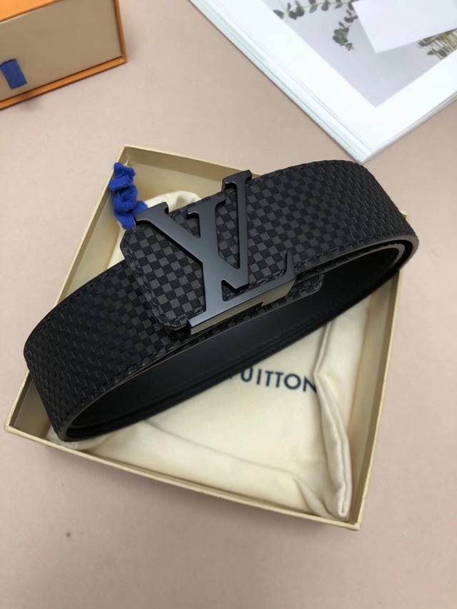 Lvmade In Spain 原单货louis Vuitton 皮带系列 海外原单货 精品钢扣与正品零距离接触品质 给你不一样的视觉效果专柜盒子