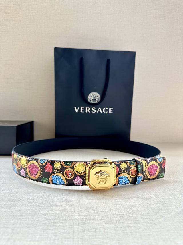 宽度3 8Cm Versace 此款印花腰带采用小牛皮制成 金色搭扣饰有品牌标志性的美杜莎头像