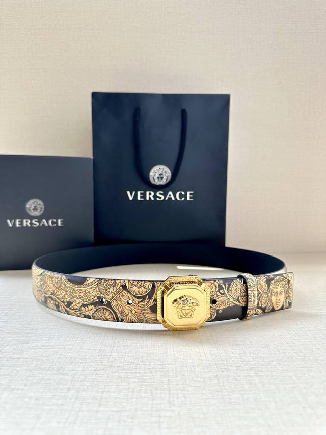 宽度3 8Cm Versace 此款印花腰带采用小牛皮制成 金色搭扣饰有品牌标志性的美杜莎头像