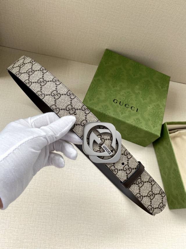 宽度4 0Cm Gucci Marmont系列每一季都会推陈出新 为灵感源于70年代的标志性gg配件注入现代精髓 Supreme帆布印花 腰带反面采用咖啡色原版
