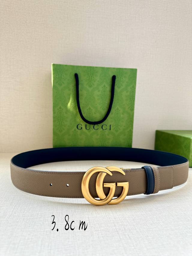 宽度4 0Cm Gucci系列 品牌标志性的双g原单钢扣标识经重新诠释后 以光彩夺目的金色调呈现在这款手掌纹腰带上