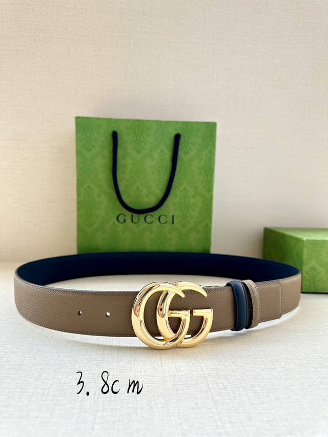 宽度4 0Cm Gucci系列 品牌标志性的双g原单钢扣标识经重新诠释后 以光彩夺目的金色调呈现在这款手掌纹腰带上