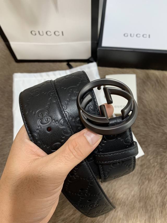 配全套包装礼盒 Gucci 4 0进口小牛皮压花黑色双g扣 原版皮底 采用热压印技术的gucci Signature皮革精制而成 触感厚实 印花图案清晰分明 D