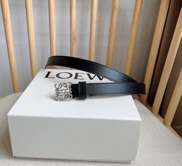 Loewe 罗意威 专柜最新同款腰带 选用光滑牛皮革窄款腰带 配有anagram挂锁针扣 卓越的工艺 个性的造型 精美的材质 宽:2 0Cm