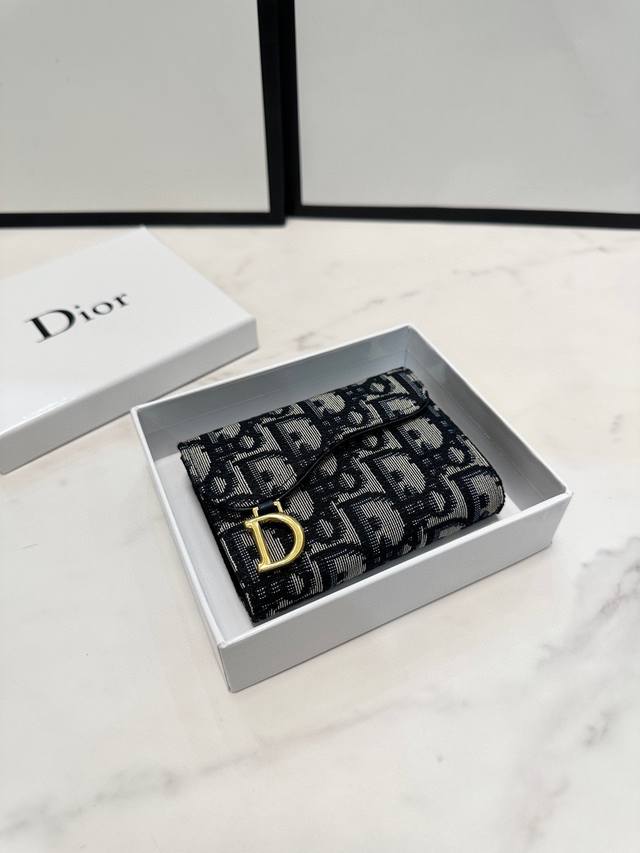 颜色 黑色尺寸 10 5x7 Dior 专柜最新款出货 D家新款马鞍小卡包出货 小小一只 能放十几张卡和几张现金 对于现在人来说足够用了 复古经典的ob