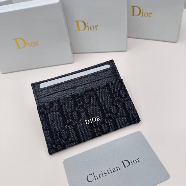 Dior D45颜色 黑色 尺寸 10x7 5 Dior 专柜同步最新款出货 采用里外头层小牛皮 做工精致 超多卡位 超薄款设计 携带方便