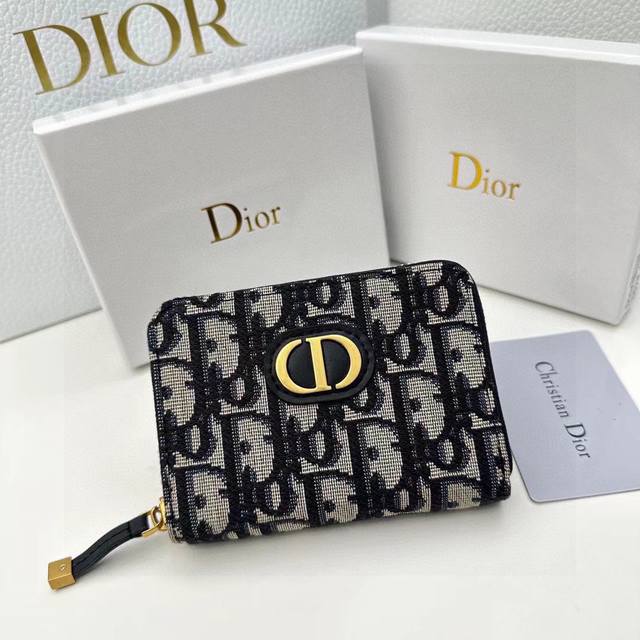 颜色 宝蓝尺寸 12x8 5 Dior 专柜最新款出货 Dior Oblique提花帆布钱包 点缀蓝色小母牛皮细节 复古金色金属配饰