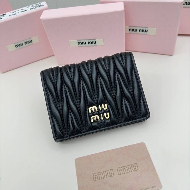 Miumiu 3513颜色 黑 粉尺寸 11 5x10x3 Miumiu专柜最新款 专柜爆款热力来袭 经典提花压纹设计 釆用顶级进口小羊皮 皮质细腻柔软