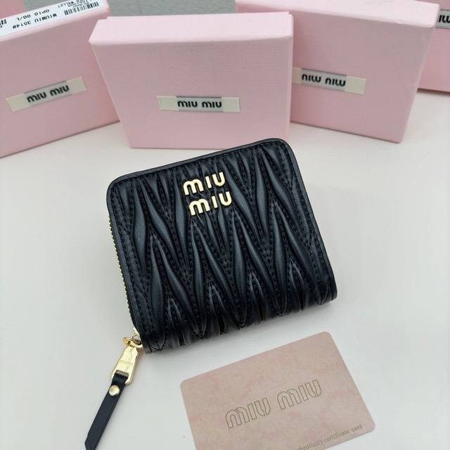 Miumiu 3511颜色 黑色 粉色 蓝色 尺寸 10 5x10x3Miumiu专柜最新款 专柜爆款热力来袭 经典提花压纹设计 釆用顶级进口小羊皮 皮